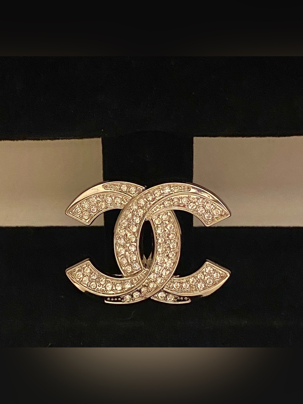 Fashion Jewelry Silver Tone
Crystal Interlocking Logo CC
Luxury Brooch Large - Picture 2 of 5
